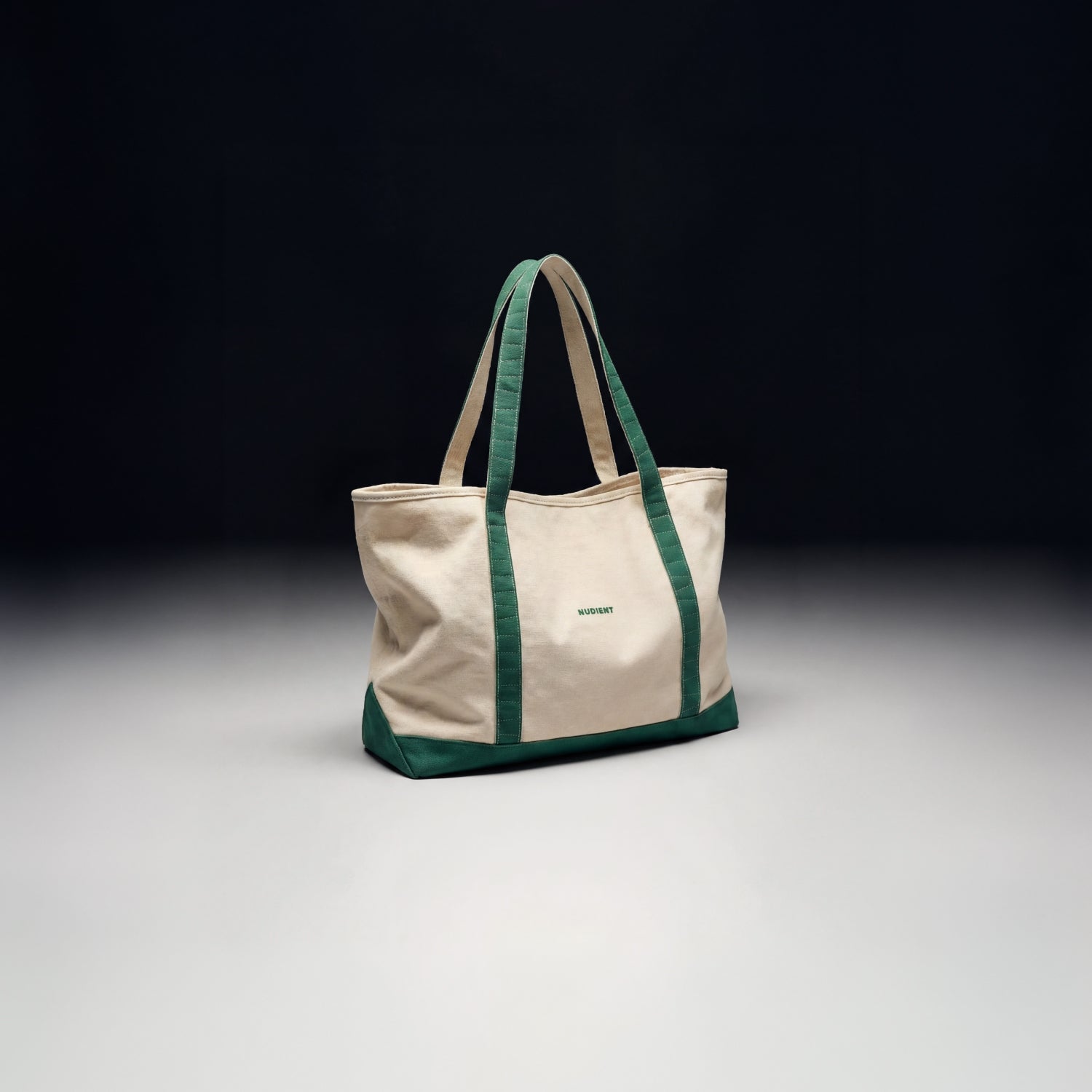 Une interprétation moderne du tote bag original, repensée, affinée.